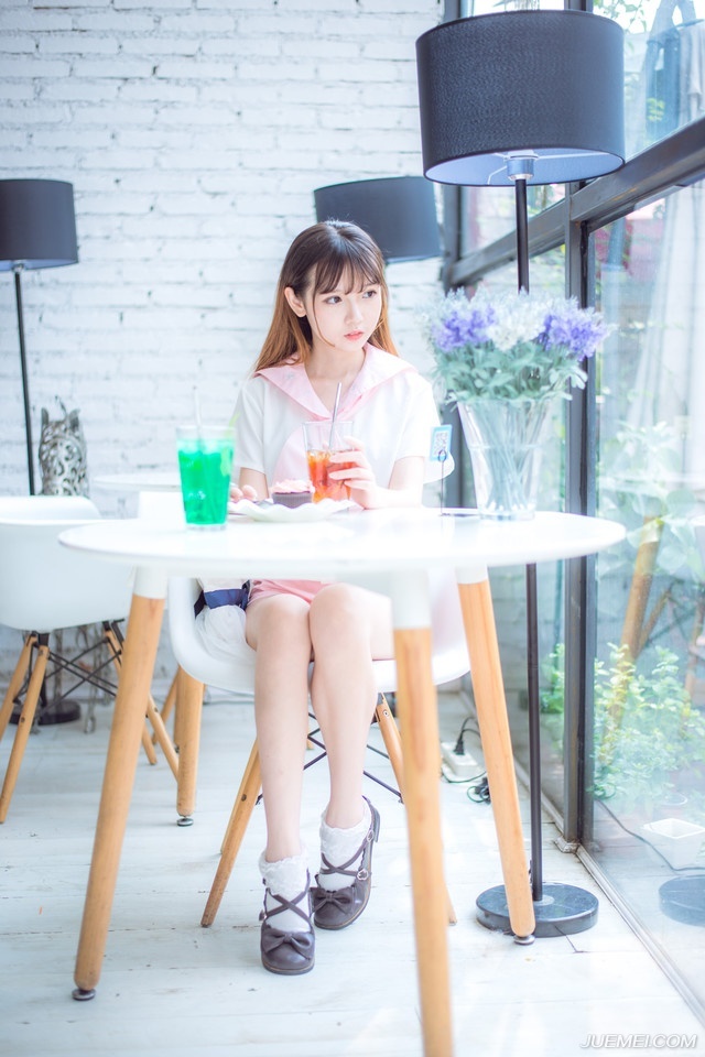 真实友谊的构成，并非因为两边有意的撮合，带些偶尔，带些不知不觉。——钱钟书